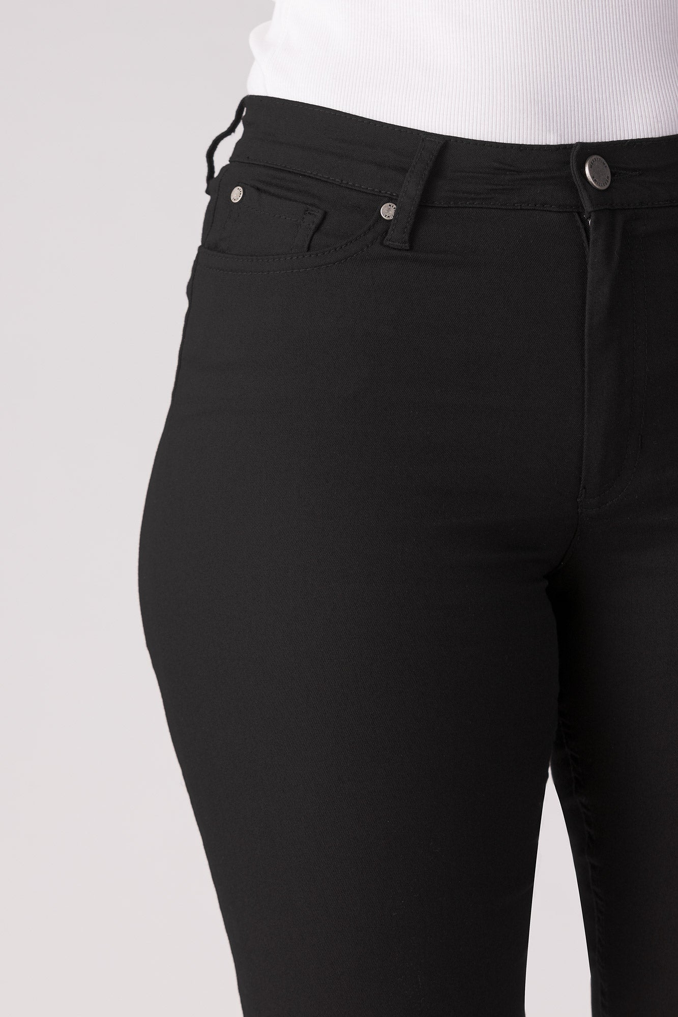 15661-430-09 / Shorts, Slim, High Waist - Black