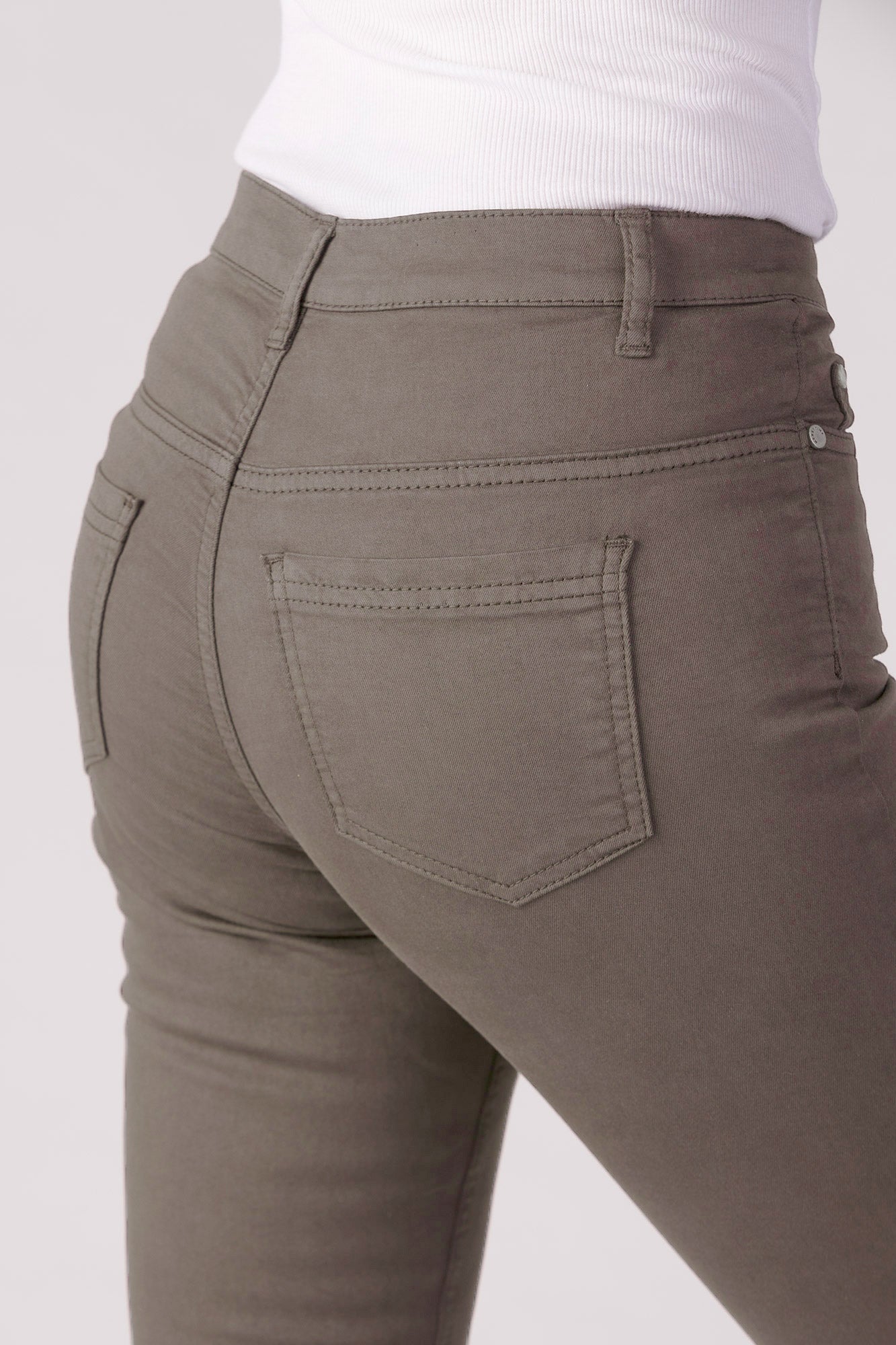 15652-431-48 / Schmal, hohe Taille – Olivenwein