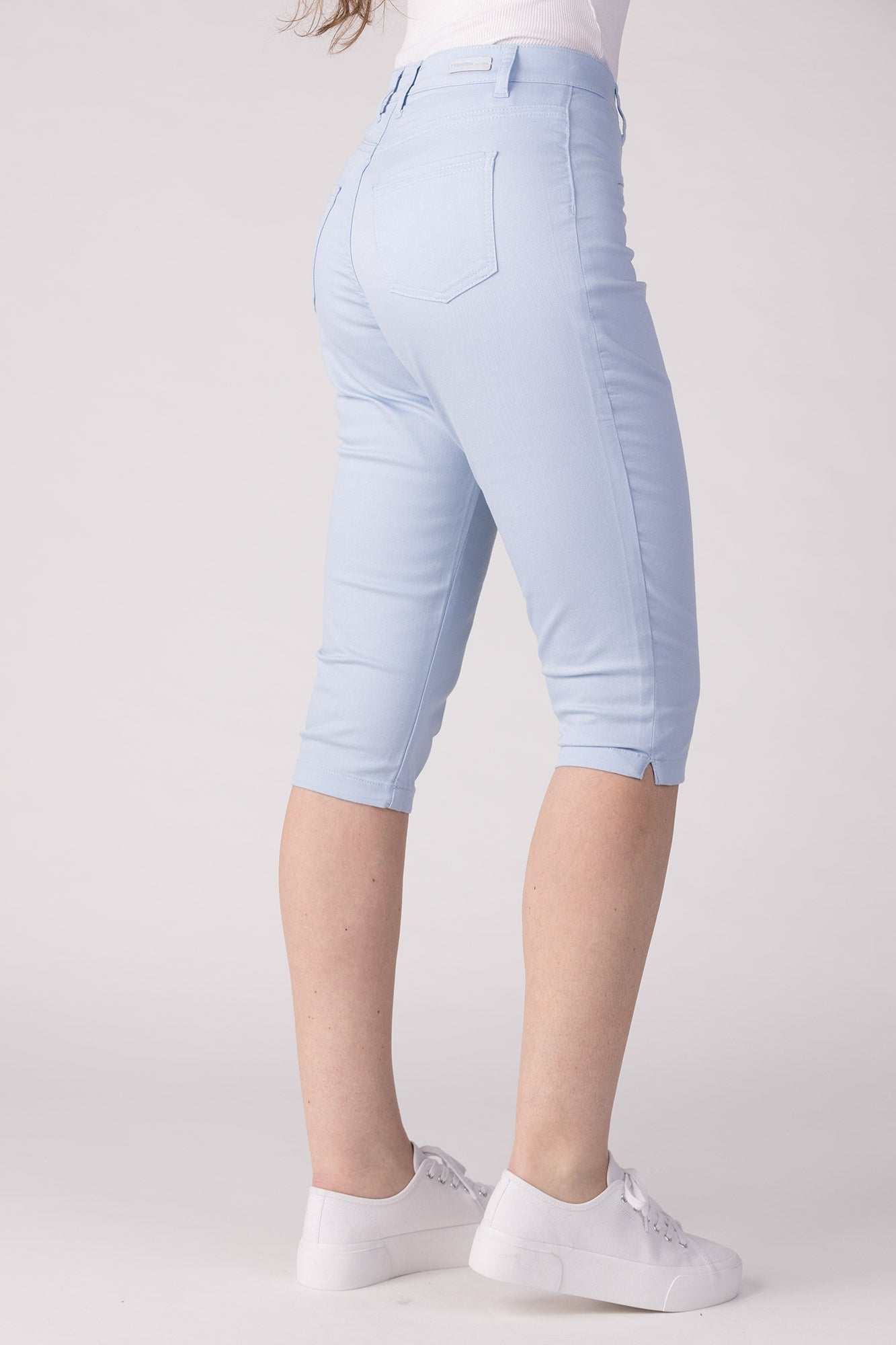 15635-430-21 / Super Slim Capri, High Waist - Light Blue