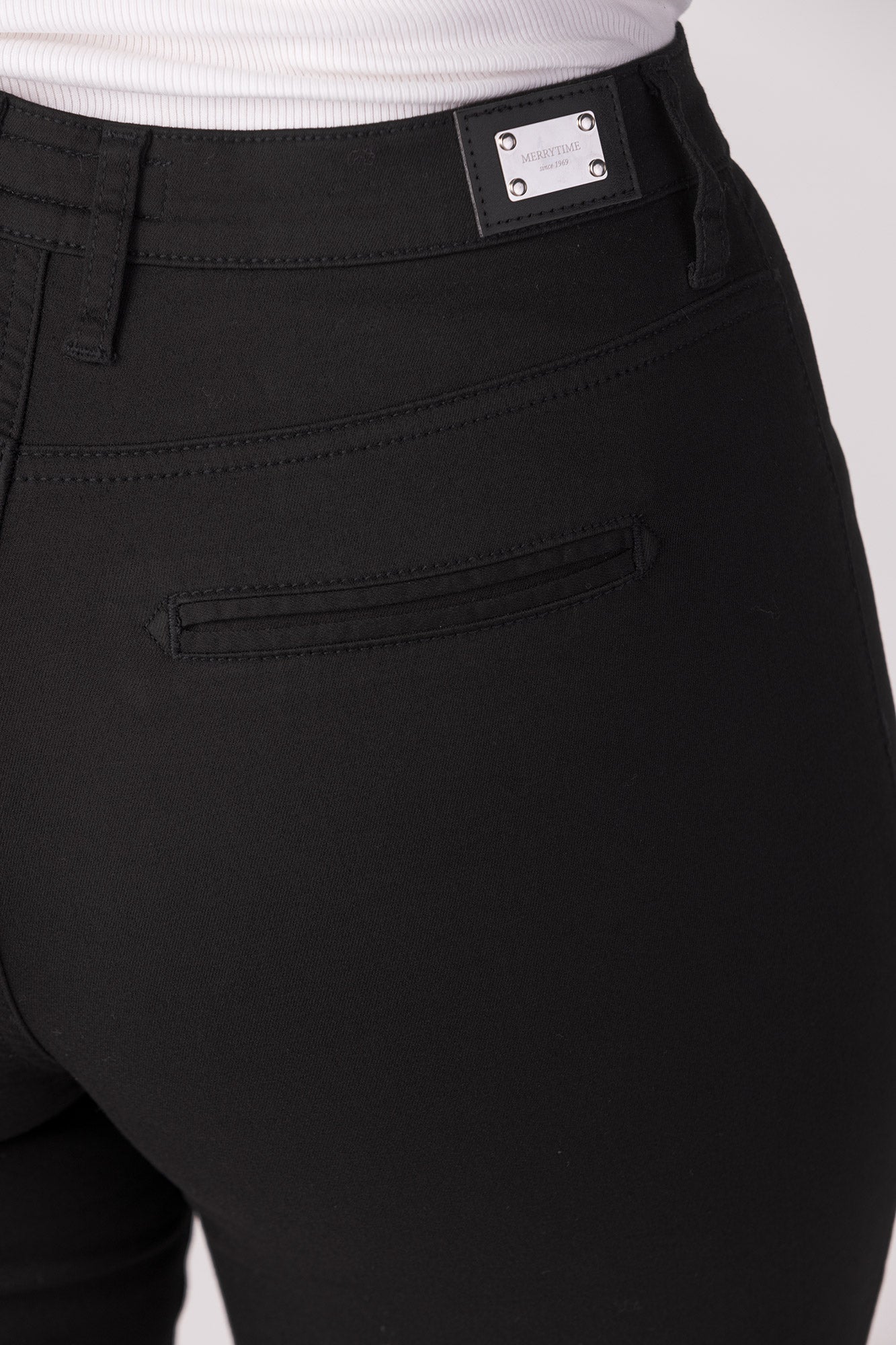 15628-430-09 / Slim, High Waist - Black